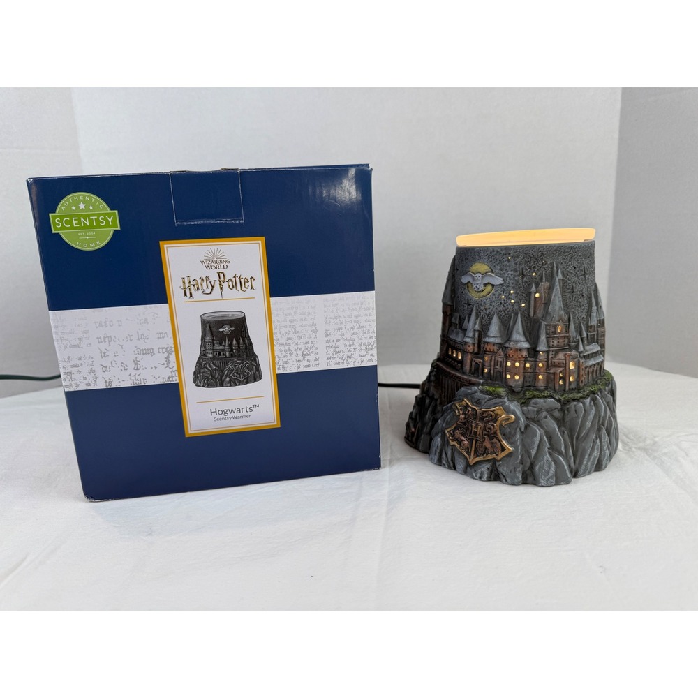 Scentsy Harry Potter Hogwarts Castle Wax Warmer 72018 Wizarding World with Box